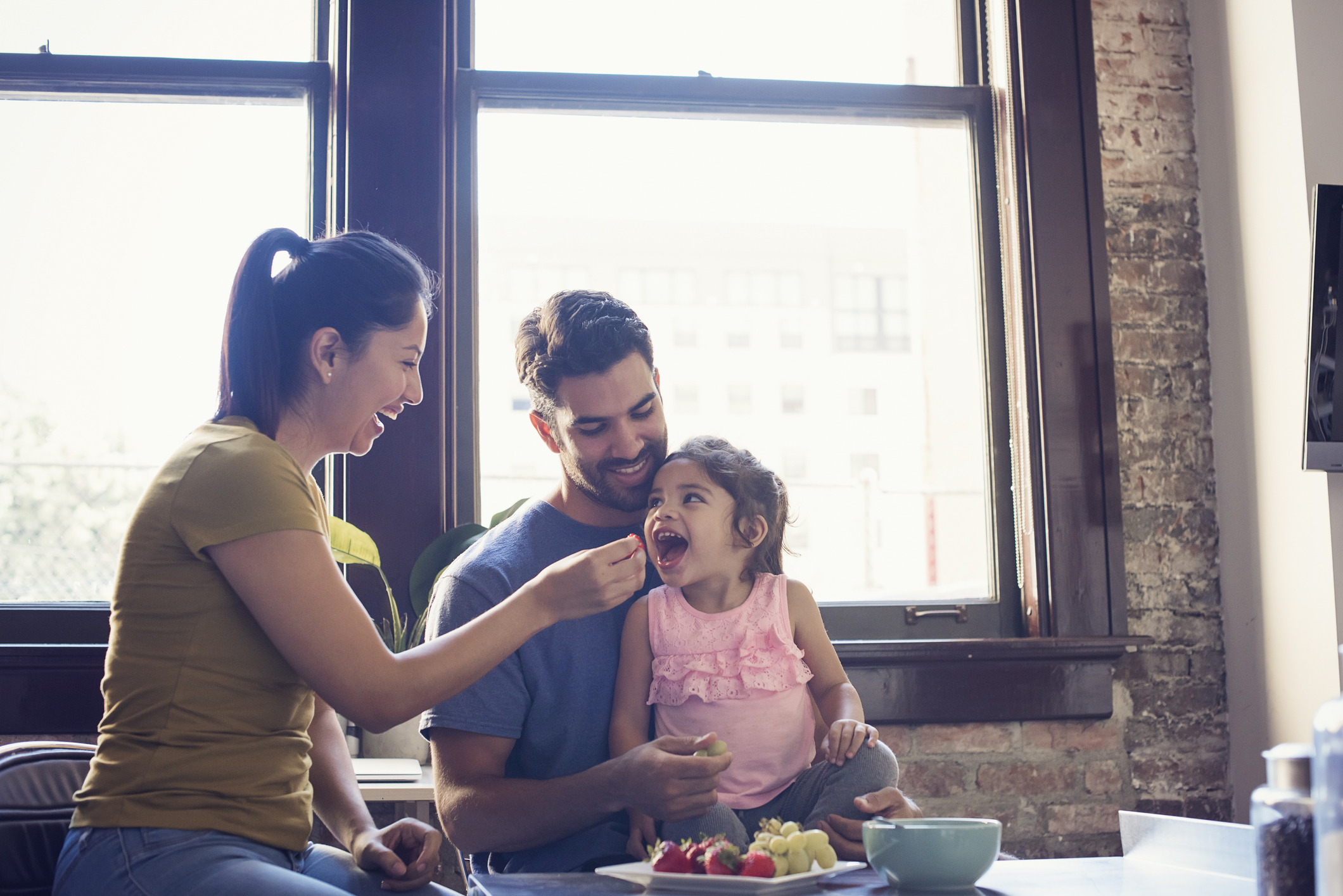 una familia comiendo en una casa nueva