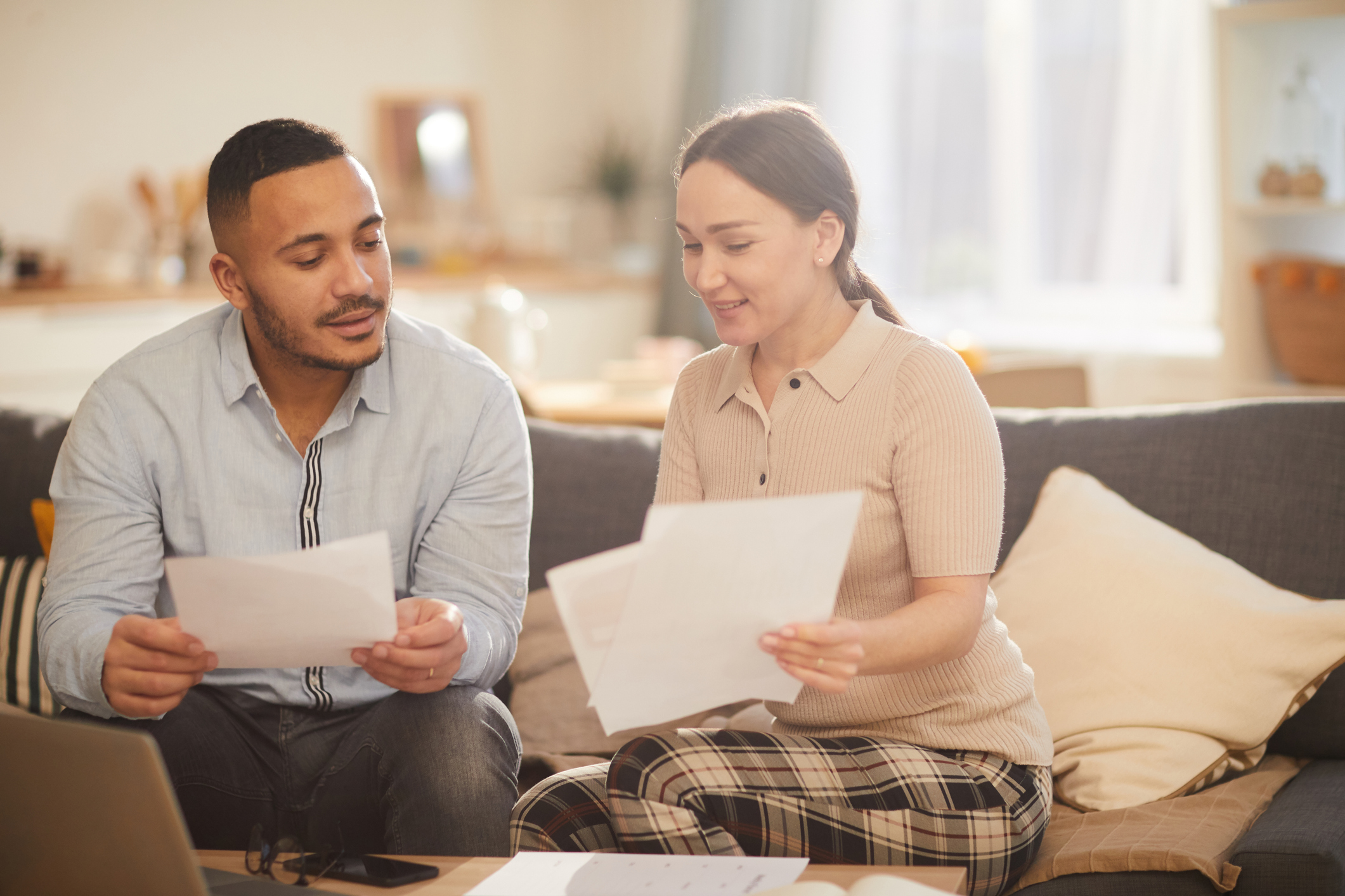 pareja con los documentos de refinanciación