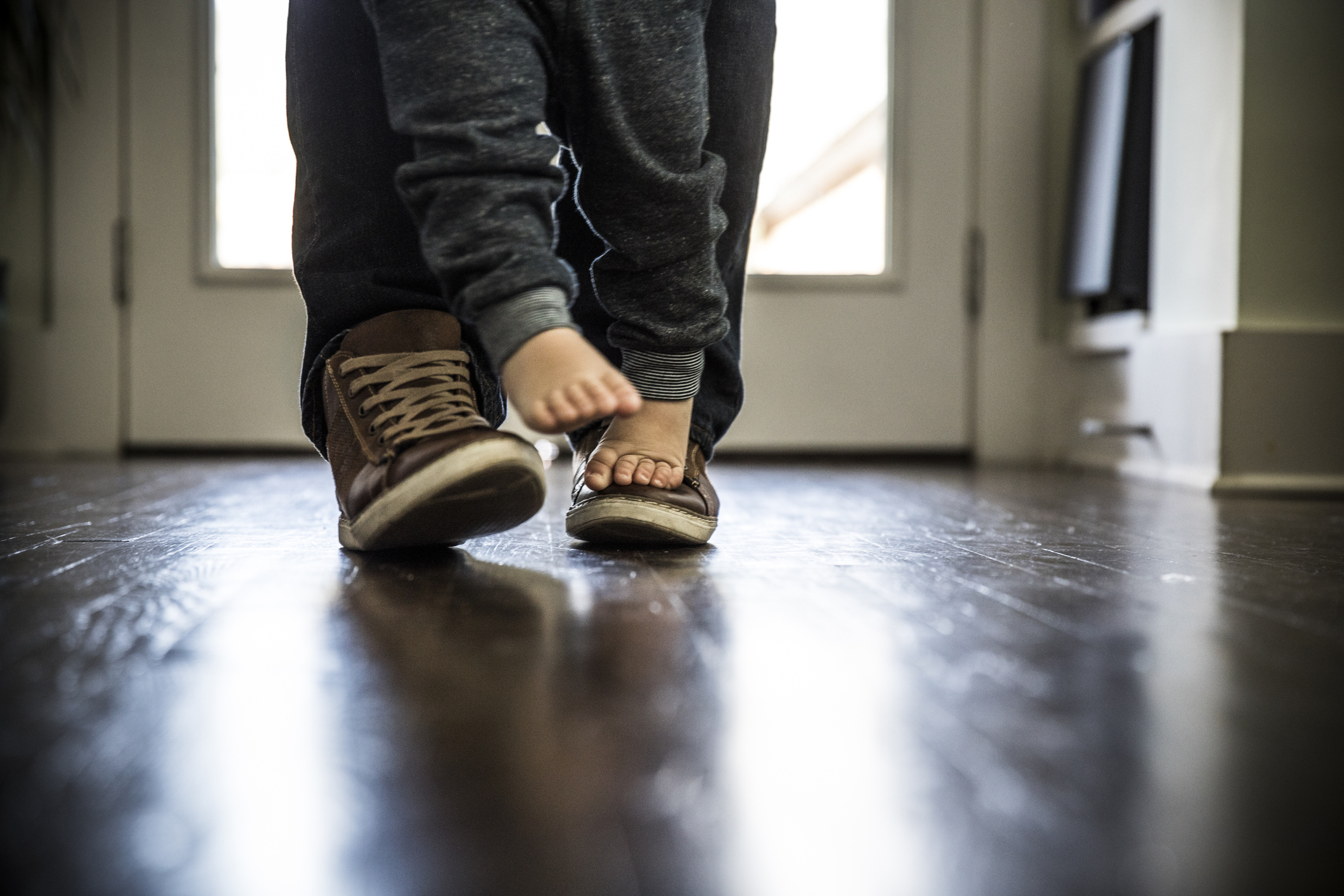 padre y hijo caminado en su casa